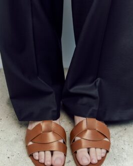 SANDALES PLATES EN CUIR CROISÉES