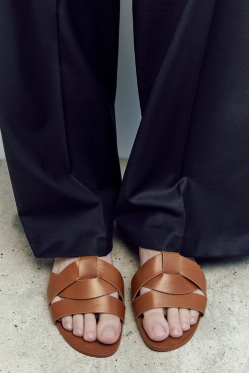 SANDALES PLATES EN CUIR CROISÉES